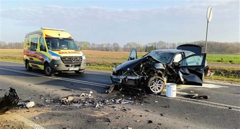 Zdjęcie z akcji ratunkowej po wypadku drogowym, pojazdy służb