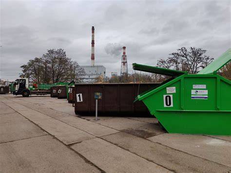 Widok na płonące odpady wielkogabarytowe w PSZOK