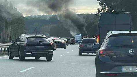 Zdjęcie płonącego samochodu na trasie S3