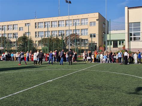 ewakuacja szkoły, dzieci i nauczyciele na boisku szkolnym