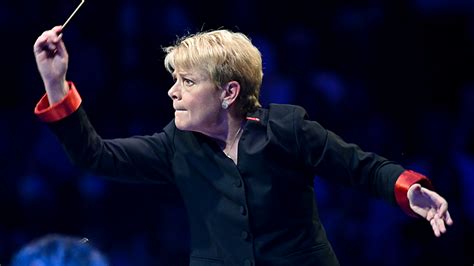 Marin Alsop dyrygująca orkiestrą symfoniczną