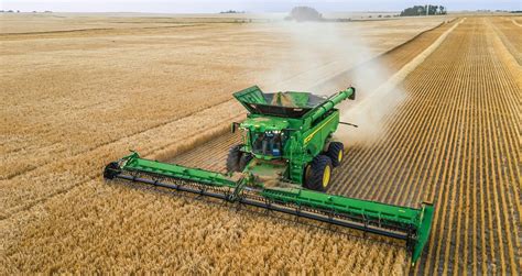 Infographic showing common ignition points in a combine harvester (engine, exhaust, bearings)