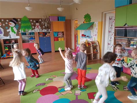 Dzieci bawiące się i tańczące podczas zajęć rytmiki