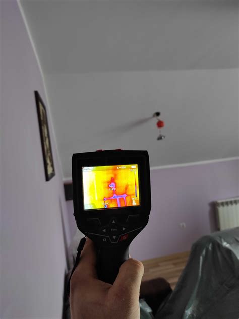 strażak z kamerą termowizyjną