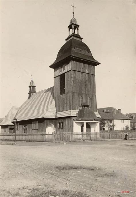 Zdjęcie historycznego drewnianego kościoła w Rautjärvi przed pożarem