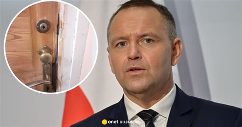 Zdjęcie uszkodzonych drzwi wejściowych i okopconego przedsionka kościoła w Lublinie po pożarze