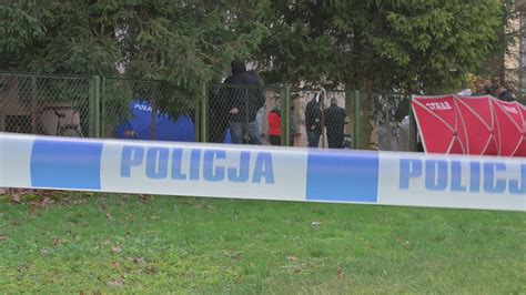 Policjanci podczas interwencji na miejscu podpalenia śmietników i samochodu w Obornikach