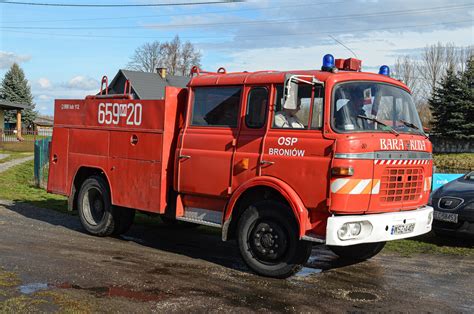 Zdjęcie dwóch wozów strażackich OSP Broniów: Berliet i Star 266