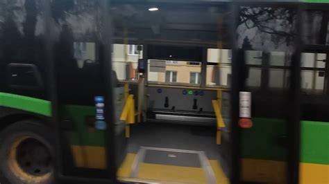 Zabawkowy autobus z otwartymi drzwiami i dachem, z miejscami dla figurek