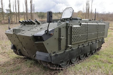 zdjęcie gąsienicowego transportera K-61 w barwach wojskowych