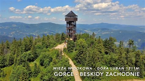Widok na odrestaurowaną Starą Remizę w Zachełmiu z wieżą widokową