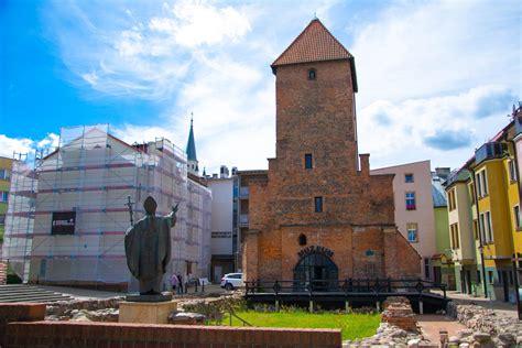 Zdjęcie dachu kościoła św. Katarzyny w ogniu lub bezpośrednio po pożarze w 2006 roku.