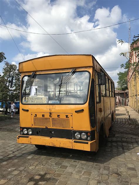 Zdjęcie spalonego tyłu zabytkowego autobusu Jelcz po akcji gaśniczej