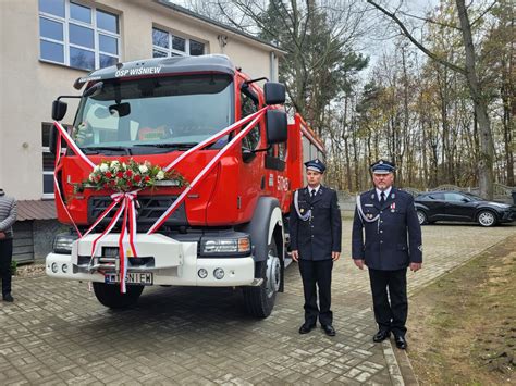 zdjęcie nowego wozu bojowego OSP Kasina Wielka z symbolicznie przeciętą wstęgą
