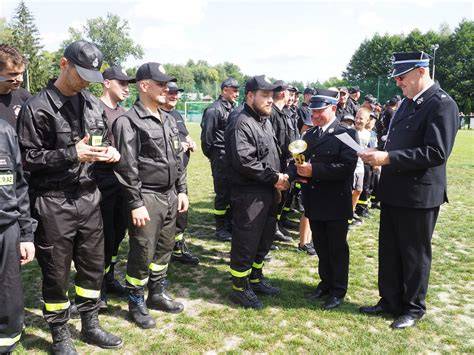 Zdjęcie strażaków OSP Borowie podczas zawodów sportowo-pożarniczych