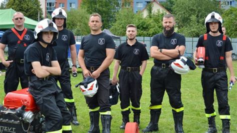 Strażacy z OSP Urszulin podczas konkurencji bojowej na zawodach w Woli Uhruskiej