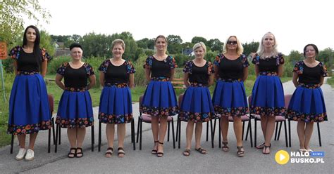 Zwycięska drużyna Kobiecej Drużyny Pożarniczej z Urszulina z pucharami