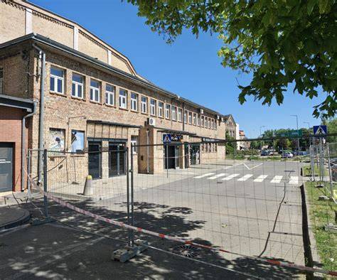 Zdjęcie hali targowej Targów Kielce po pożarze, widoczne zniszczenia