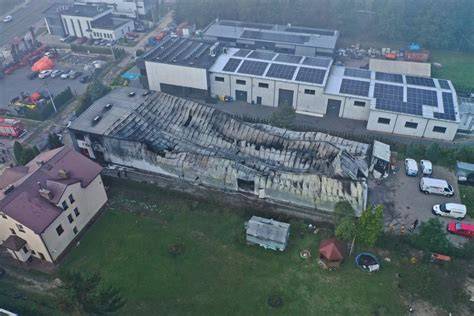 Zdjęcie płonącego magazynu farb i lakierów w Kielcach, widoczny gęsty dym