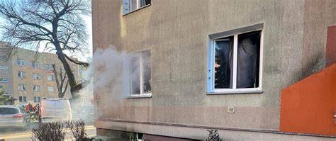 zdjęcie przedstawiające gęsty dym wydobywający się z okien mieszkania na Saskiej Kępie