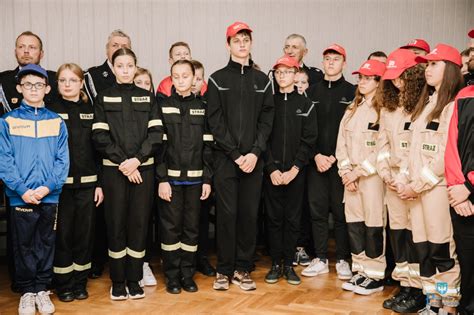 zdjęcie członków Młodzieżowych Drużyn Pożarniczych z gminy Kłodawa podczas ćwiczeń