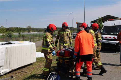 Zdjęcie symbolizujące wypadek drogowy z pojazdami służb ratowniczych