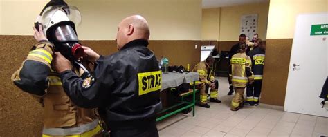 Strażak OSP podczas testu w komorze dymowej, infografika przedstawiająca etapy testu psychofizycznego