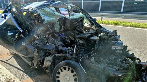 Zniszczony samochód osobowy po pożarze na poboczu drogi