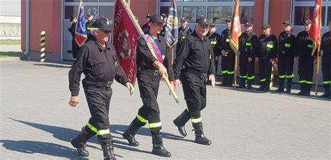zdjęcie konduktu pogrzebowego strażaka, z udziałem pocztów sztandarowych i honorowej asysty