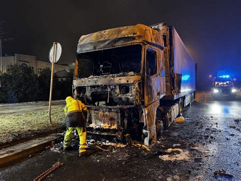 płonąca ciężarówka na autostradzie we Włoszech, dym, akcja straży pożarnej