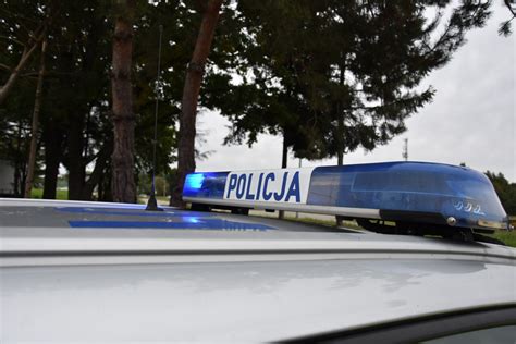 zdjęcie symbolizujące aresztowania lub akcję policyjną, ciężarówki na tle posterunku policji