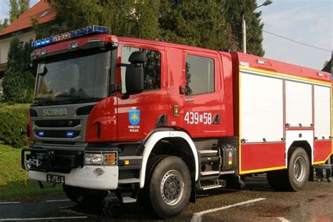 Zdjęcie ciężkiego lotniskowego wozu ratowniczo-gaśniczego Scania w akcji
