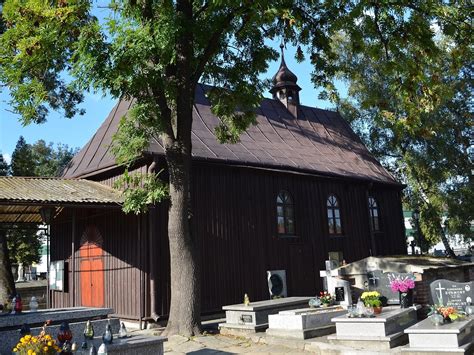 zdjęcie drewnianego kościółka Świętej Heleny w Nowym Sączu