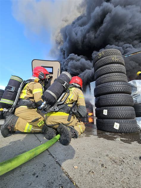 zdjęcie strażaków pracujących na miejscu pożaru, z widocznym dymem