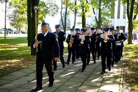 Orkiestra OSP Turznica grająca hymn w Ostrowinie