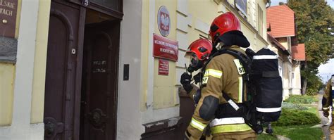 Zdjęcie przedstawiające akcję gaśniczą w centrum handlowym lub ewakuację klientów