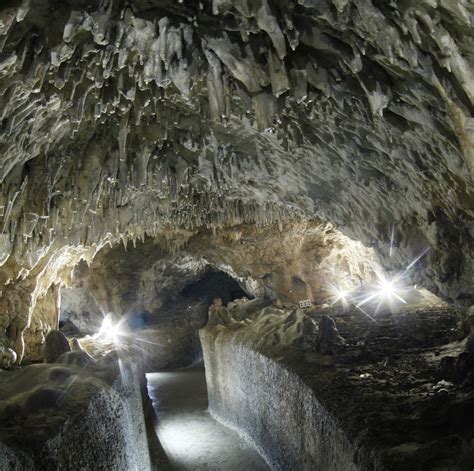 Zdjęcie wnętrza jaskini krasowej ze stalaktytami i stalagmitami