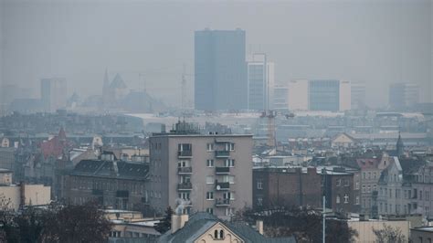 Zabytkowe hydranty w Poznaniu ozdobione biało-czerwonymi kokardami