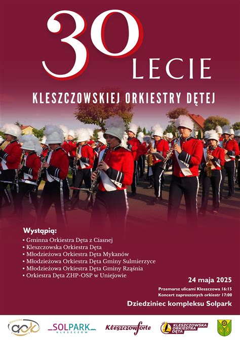 Tematyczne zdjęcie orkiestry dętej OSP podczas występu na plenerowej scenie