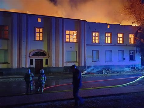 Zdjęcie ilustrujące akcję gaśniczą w opuszczonej fabryce w Kaliszu