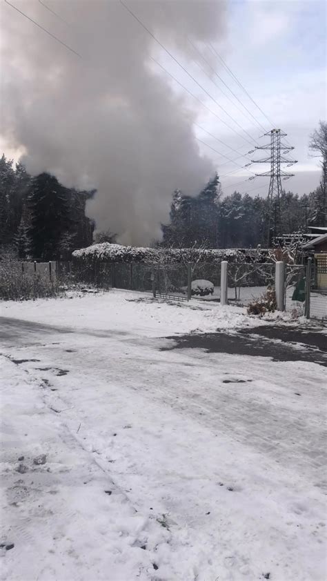 Widok na płonący kurnik w Dzikowie, unoszący się gęsty słup dymu