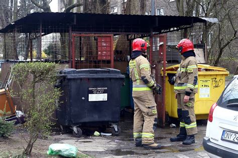 zdjęcie wiaty śmietnikowej po pożarze / policjant zatrzymujący mężczyznę