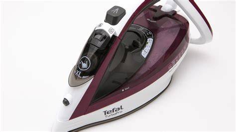 Zdjęcie żelazka parowego Tefal FV5605 Turbo Pro w akcji