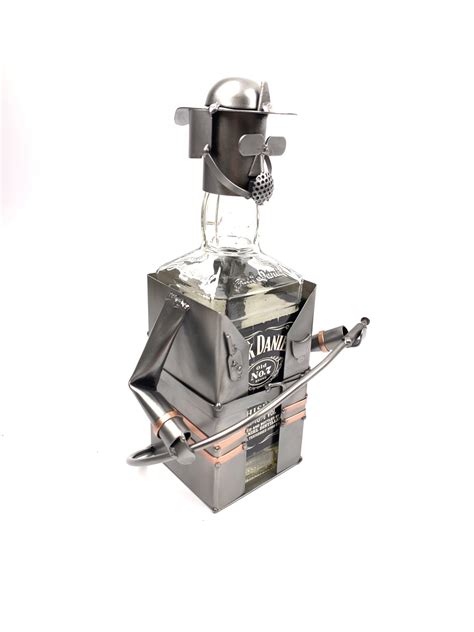 metalowa figurka strażaka jako ozdoba na butelkę