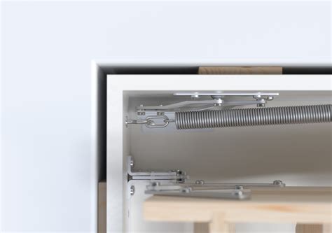 Zbliżenie na mechanizm zatrzaskowy uchwytu GA3710 podczas montażu na hełmie.