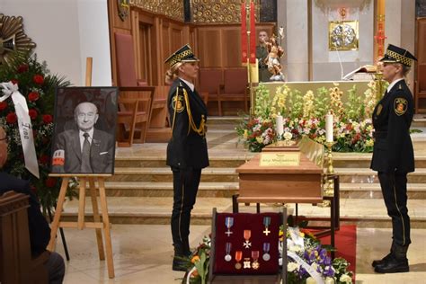 Strażacy pełniący posterunek honorowy przy trumnie