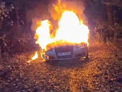 zdjęcie płonącego Audi A3 na skrzyżowaniu w Lipie