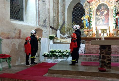zdjęcie strażaka w mundurze z rodziną przy Grobie Pańskim