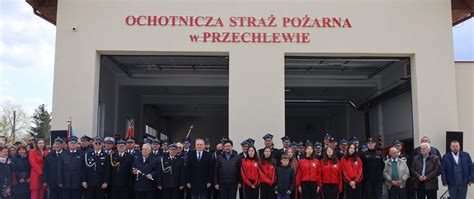 zdjęcie z uroczystego otwarcia zawodów OSP z widocznymi gośćmi i drużynami