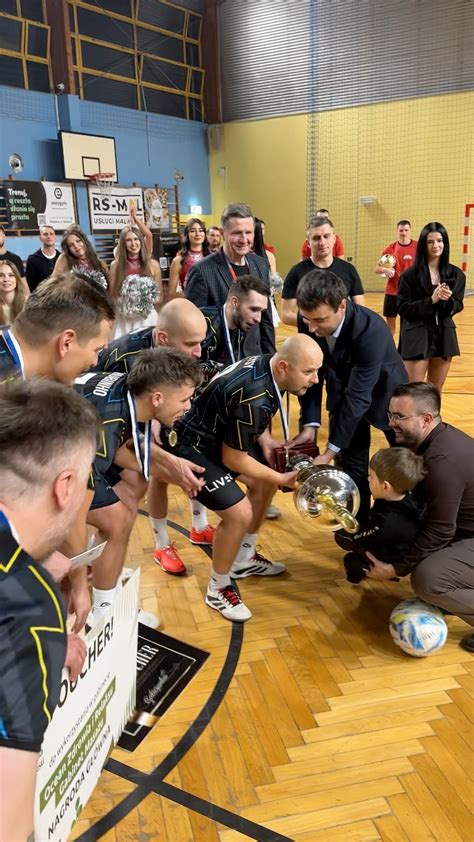 zdjęcie z ceremonii wręczania pucharów i medali zwycięzcom zawodów OSP